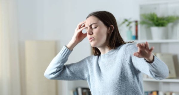 Was verursacht dunkle Augen? Wie besteht man?